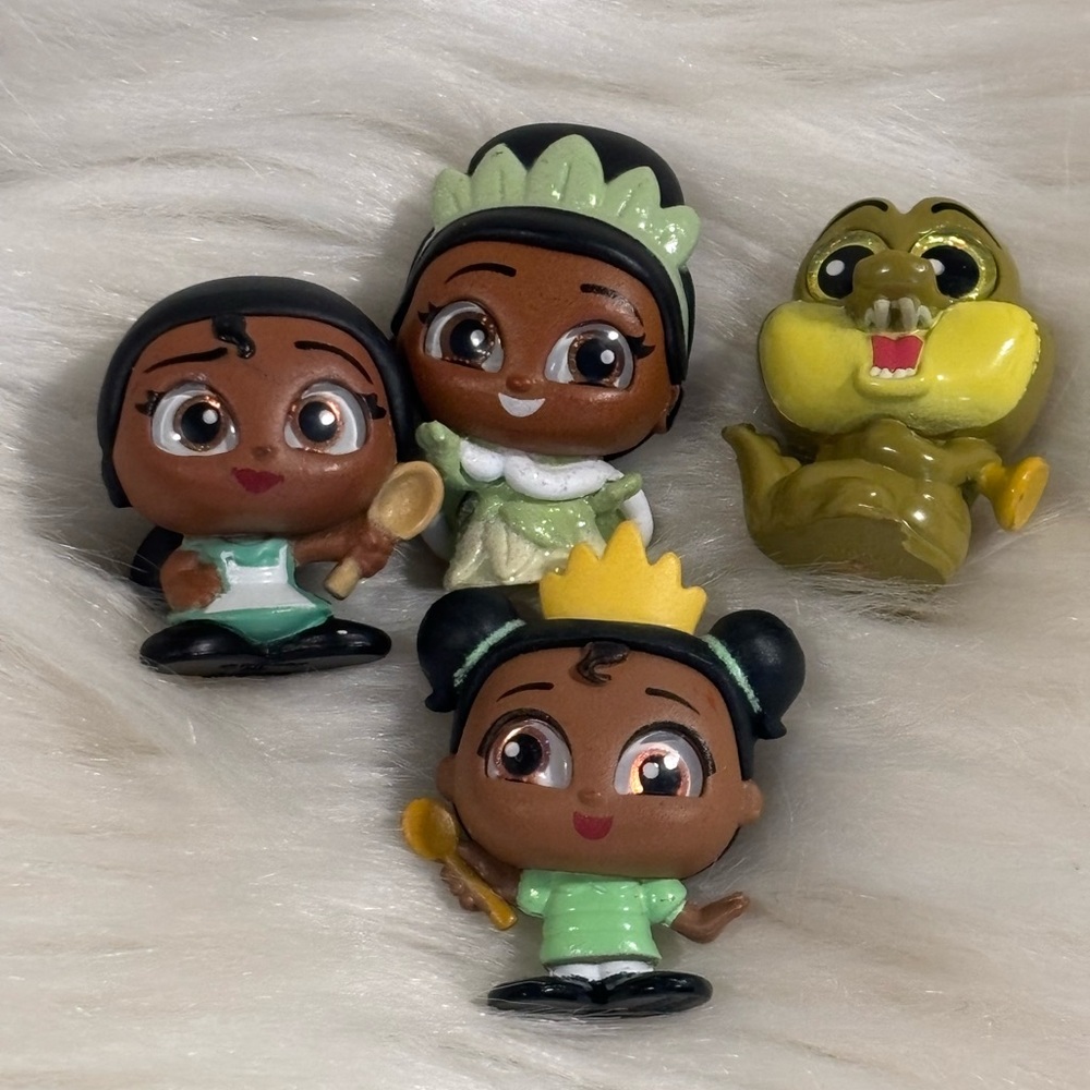 Disney Doorables Princess and Frog Toy Set, 3 Tiana’s and Louis Alligator